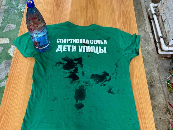 Сергей Шунеев предоставил фотографии своей окровавленной футболки и бутылки, которую, по его словам, использовали для нападения. | Источник: Сергей Шунеев