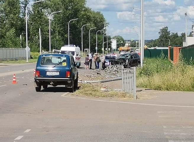 В Рыбном водитель снес столб и вылетел на тротуар | ya62.ru
