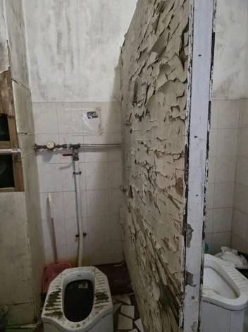 Пахнет плесенью и канализацией. Блогера возмутил туалет в следственном комитете Владивостока | Источник: Лада Глыбина / Telegram