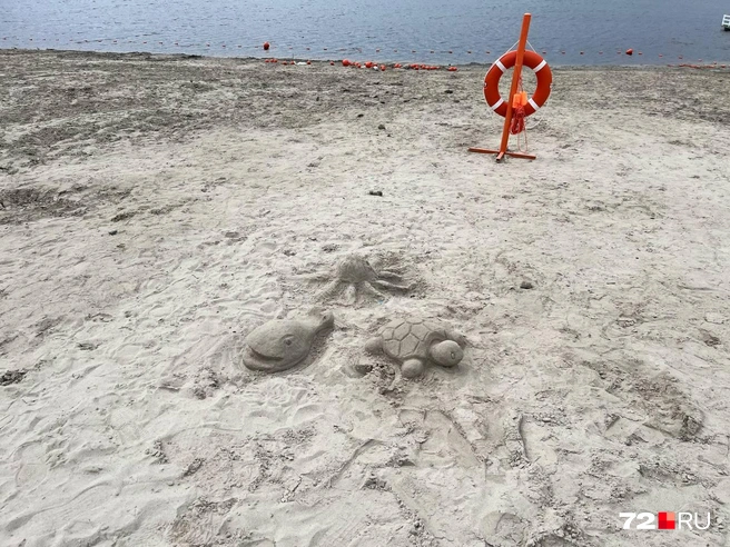 Пока с заходом в воду вопрос решить не получается, приходится лепить замки из песка | Источник: Анатолий Кузнецов / 72.RU