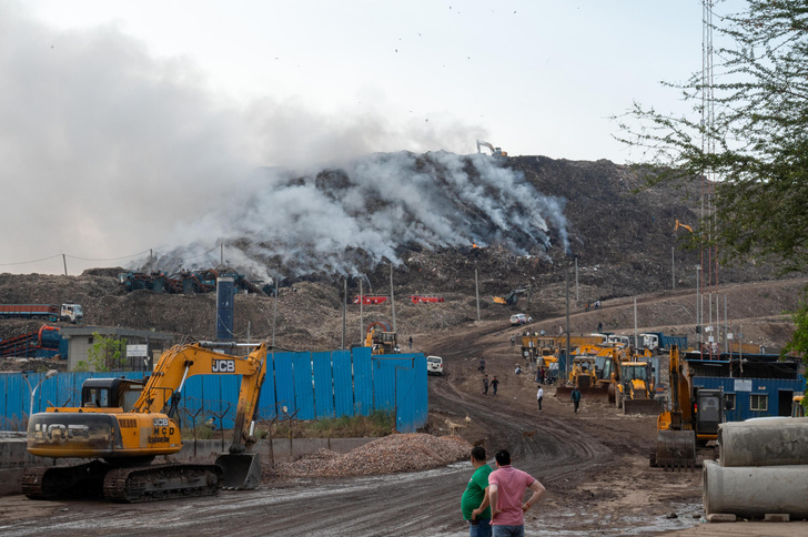 Кашель и резь в глазах: в Индии снова загорелся «мусорный Эверест» высотой 70 метров