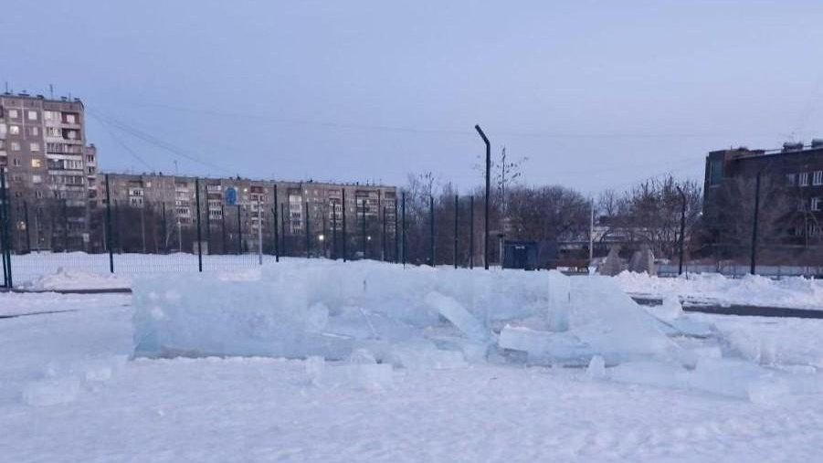 В Челябинске раньше времени разбирают ледовый городок за 1,5 млн. Его разрушили вандалы