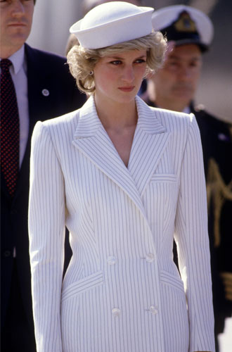 1985Диана выбрала шляпу Kangol и платье Catherine Walker во время королевского тура в Италию.