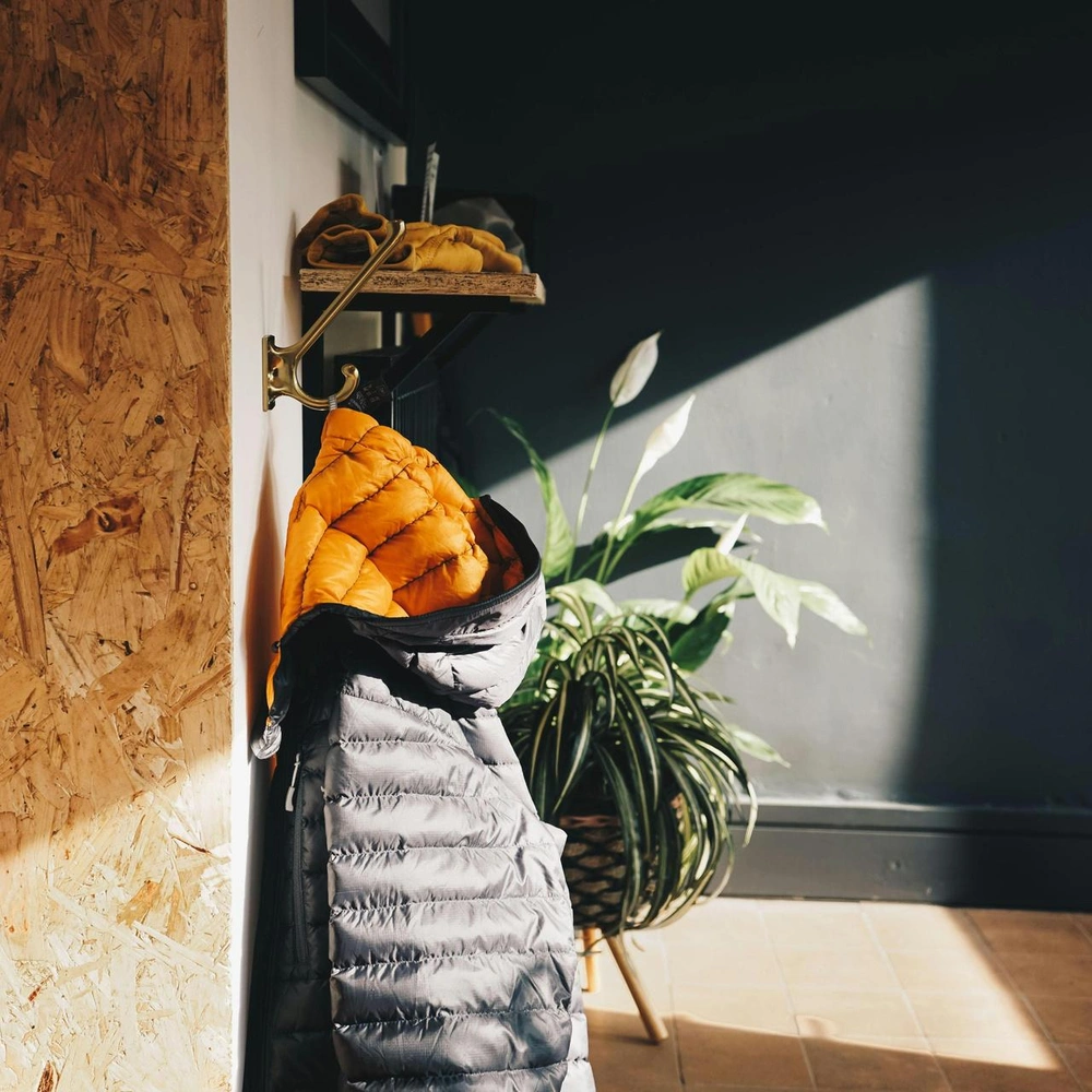 Как правильно стирать пуховик в стиральной машине: 4 главных шага | Источник: Аmbitious studio/Unsplash