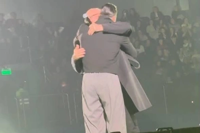 Niletto Sings with Father on Stage After Long Separation