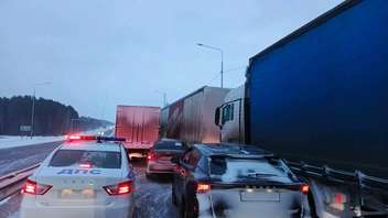 Машины стоят наглухо | Источник: Госавтоинспекция Свердловской области