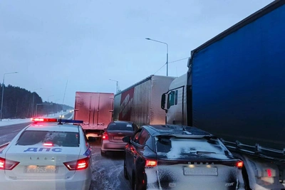 Движение на Пермском тракте встало из-за массового ДТП