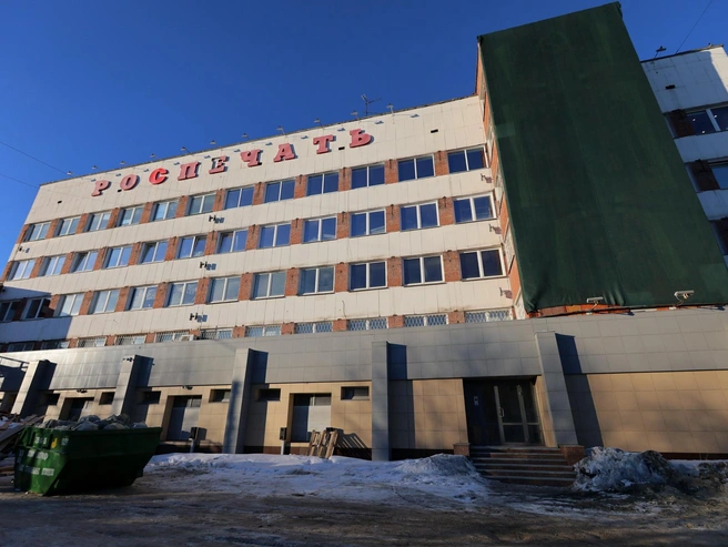 Вид на здание с мозаикой в начале весны, когда она ещё была закрыта сеткой. | Источник: Наталья Лапцевич