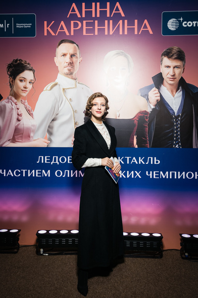 Шпица в белых сапогах на брюки, Бородина — в микро-шортах: звезды на премьере ледового спектакля «Анна Каренина»