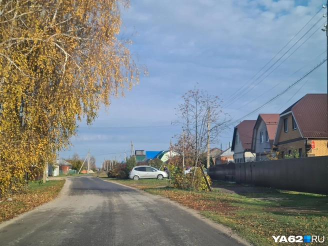 Эта дорога ведет к кладбищу, где похоронили погибших | Источник: Светлана Коновалова / YA62.RU