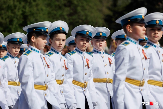 Даже самые юные участники парада были очень серьезны  | Источник: Ирина Шарова / 72.RU 