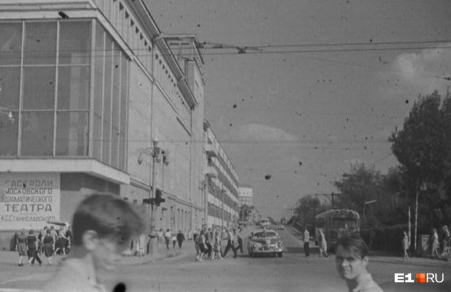 Перекресток проспекта Ленина и Карла Либкнехта. На гастролях в Музкомедии — МХАТ имени Станиславского | Источник: читатель E1.RU