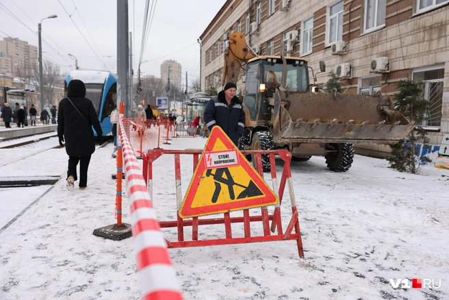 Для тех, кто не понял, даже табличку повесили&nbsp;— почему здесь опасно. Но к трамваям эта поломка не имеет никакого отношения | Источник: Алексей Волхонский / V1.RU