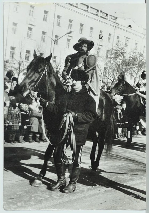 На центральной площади — лошади Курганского ипподрома, 1989 год | Источник: Старый Курган / ГАУК Курганский областной краеведческий музей