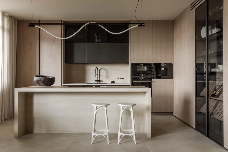 Барные стулья, Kartell. Кухня изготовлена на заказ. Остров и рабочая зона кухни отделаны керамогранитом от Laminam. Декор, Modernature. Свет, Centrsvet. | Источник: Михаил Чекалов. Стиль: Кати Клее