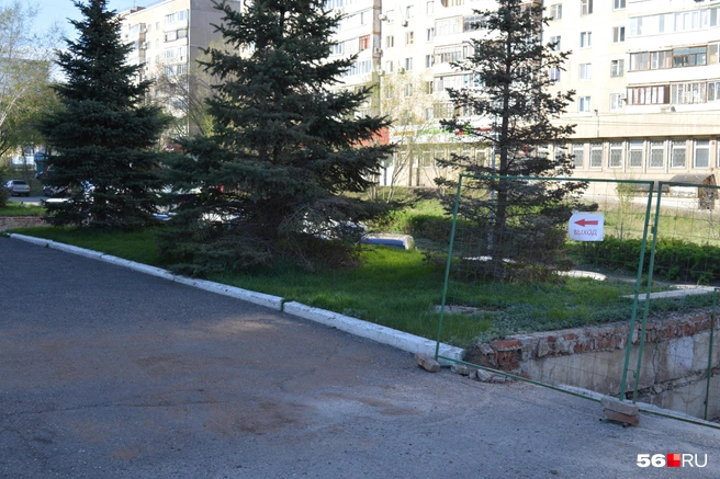 Тротуар со стороны улицы Кима | Источник: Анастасия Баринова / 56.RU