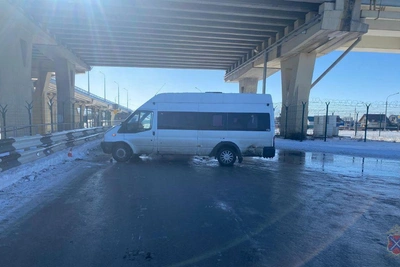 Под Волгоградом маршрутка врезалась в ограждение, трое в больнице