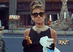 Зумеры сошли с ума от «Завтрака у Тиффани»: как фильм, которому уже больше 60 лет, отражает травму поколения