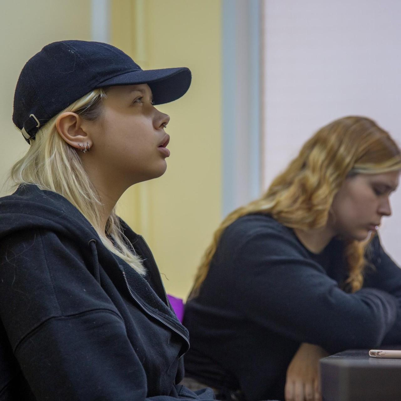 <p>дочки умершего Владислава</p>