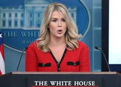 Пресс-секретарь Трампа объявила о пошлинах против Китая в платье из КНР
