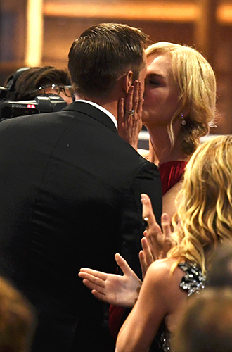 Эмоции зашкалили: страстный поцелуй Николь Кидман на «Эмми».