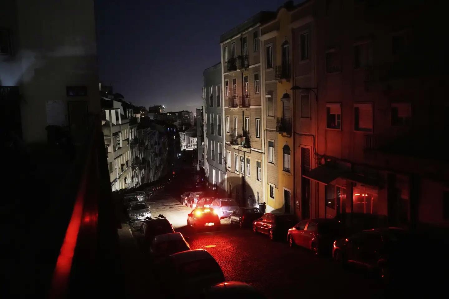 Ущерб на 4 миллиарда евро, погибли люди. Как Испания пережила сутки без электричества