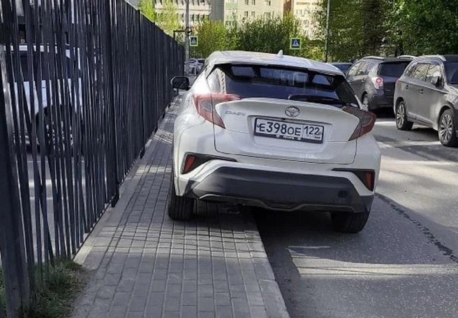 Еще один автомобиль заметили на тротуаре недалеко от Танковой, 22 | Источник: читатель НГС