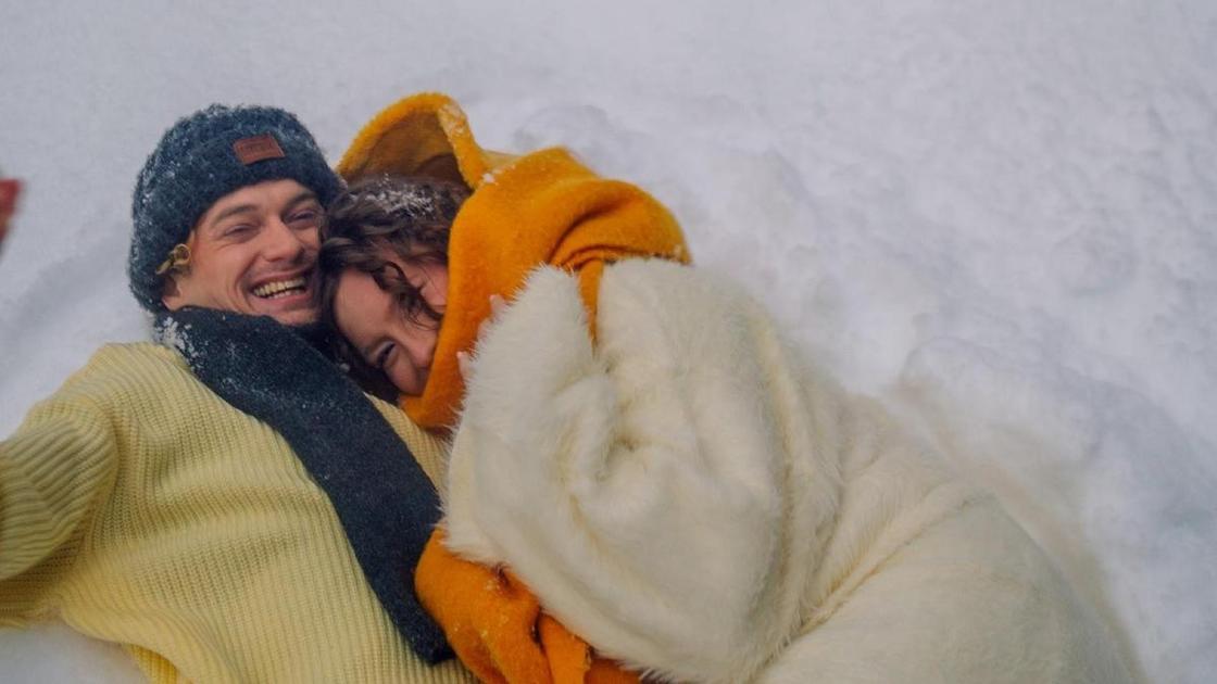 От счастья к следам крови на стенах: фото квартиры, где актер Владислав Бенграф и его жена зарезали друг друга