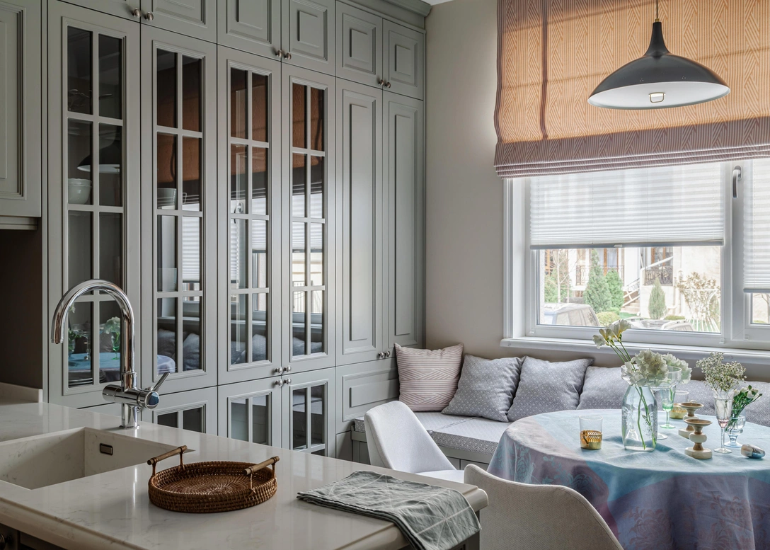 После перепланировки в однокомнатной квартире появились просторная кухня-гостиная-столовая и маленькая спальня. | Источник: Александр Пляскин