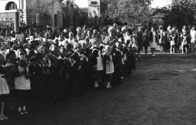 Собираем первоклассников школы № 23 в 1977 году | Источник: oldsaratov.ru