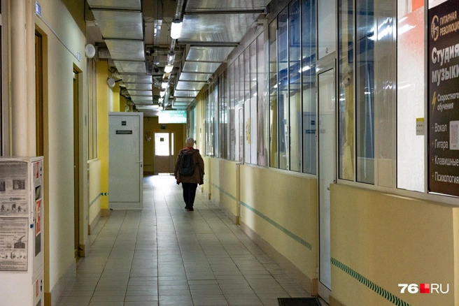 Каждый этаж&nbsp;— это большой коридор с помещениями | Источник: Кирилл Поверинов / 76.RU