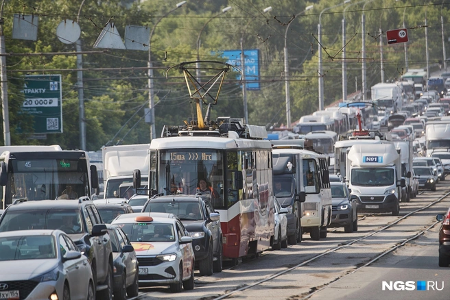 Еще одна проблема Новосибирска — пробки, как в центре города, так и на окраинах | Источник: Александр Ощепков / NGS.RU