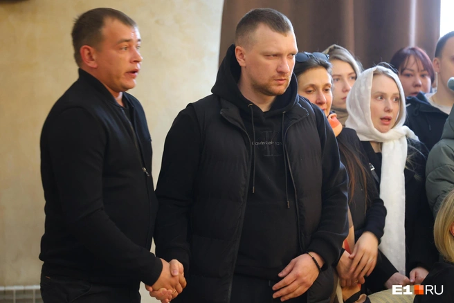 Близкие старались утешить вдовца (он по центру) | Источник: Владислав Лоншаков / E1.RU