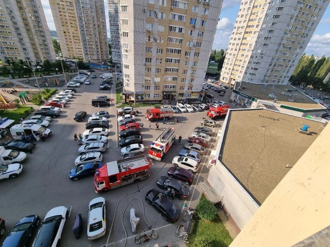 Из горящей многоэтажки в воронежском ЖК «Волна» эвакуировали человека | Источник: ГУ МЧС России по Воронежской области / 36.mchs.gov.ru