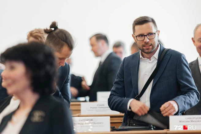 Пришел на заседание новый директор областного департамента культуры Александр Сидоров. У него там последнее время неспокойно: скандал в структуре ТКТО из-за уголовного дела уже бывшего директора Тюменского драмтеатра Сергея Осинцева  | Источник: Ирина Шарова / 72.RU