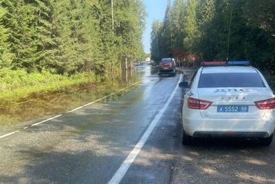 Открыта уральская трасса после паводка: движение ограничено
