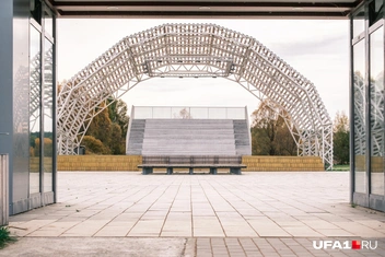 Можно было бы от дождя прятаться при цельной крыше | Источник: Булат Салихов / UFA1.RU