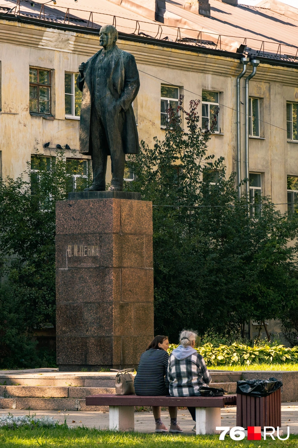 На лавках местные отдыхают с видом на район | Источник: Кирилл Поверинов / 76.RU