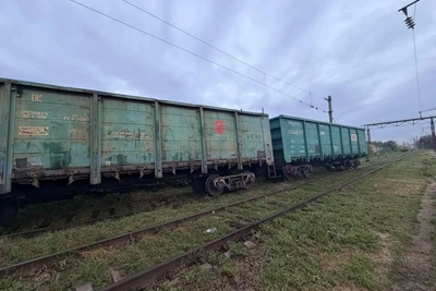 Два вагона с металлом сошли с рельсов в Оренбуржье