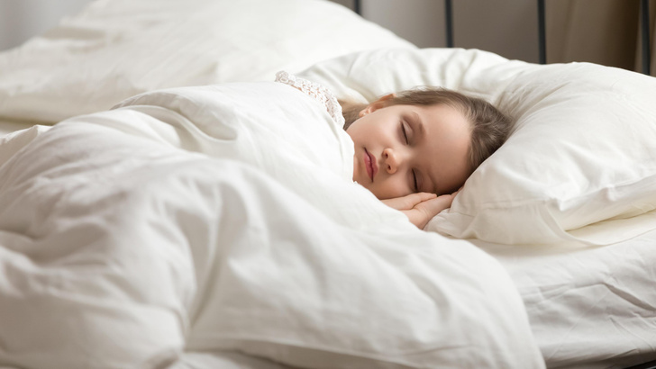 В какую сторону лучше спать головой ребенку и взрослому