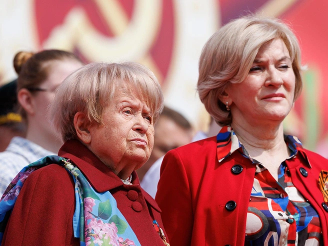 Александра Пахмутова вместе с другими VIP-гостями внимательно наблюдала за парадом. | Источник: Алексей Волхонский / V1.RU