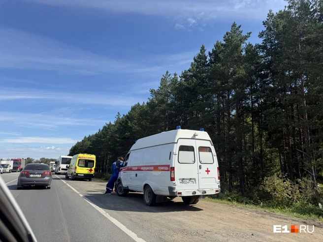 К месту ЧП съехались машины скорой помощи и другие экстренные службы | Источник: читатель E1.RU