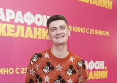 Не сбежал в Узбекистан: Александра Гудкова заметили в московском театре рядом с Аллой Михеевой