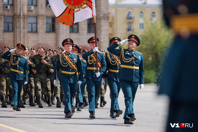 Тем временем проход парадных расчетов продолжался | Источник: Алексей Волхонский / V1.RU