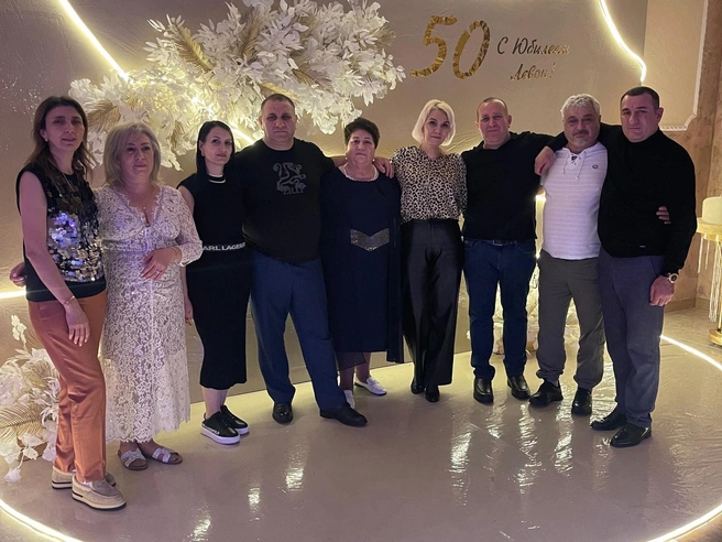 Семья Минасян празднует 50-летие Левона в 2023 году | Источник: Евгения Минасян / vk.com