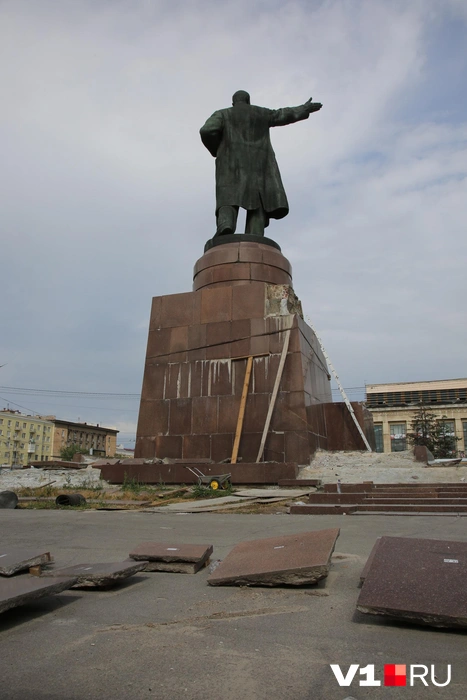 Сам Ильич по-прежнему указывает направление, несмотря на царящую под его ногами разруху | Источник: Константин Завриков / V1.RU