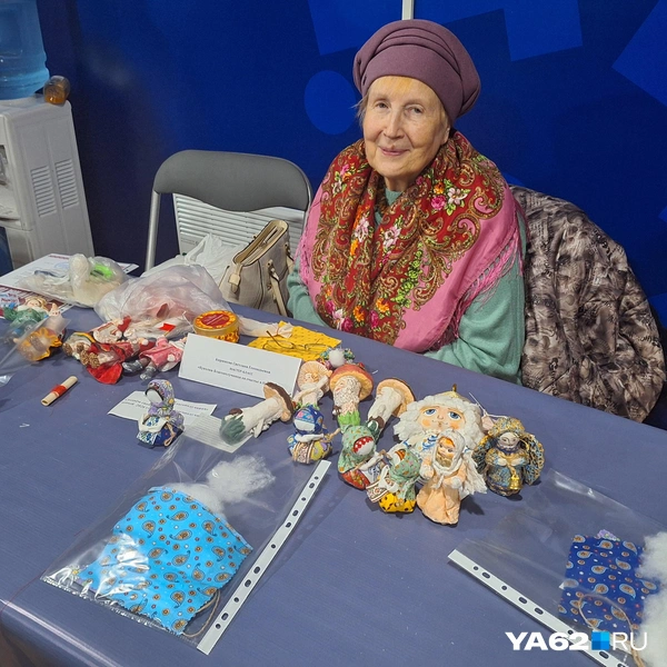 В «Мастерской Деда Мороза» можно было сделать игрушки вместе с милой бабулей | Источник: Мария Борзева / YA62.RU