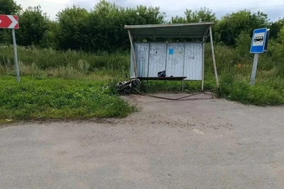 Мопедист погиб после столкновения с остановкой в Воронежской области