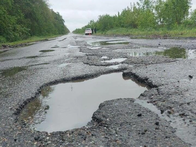 В таком состоянии была дорога, где аниматоры пробили колесо. Местные жители давно жаловались на ее состояние | Источник: На Выселки / Vk.com