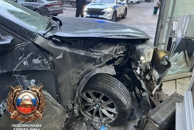 В Уфе BMW врезался в вейп-шоп: хозяйка купила авто за два дня до ДТП